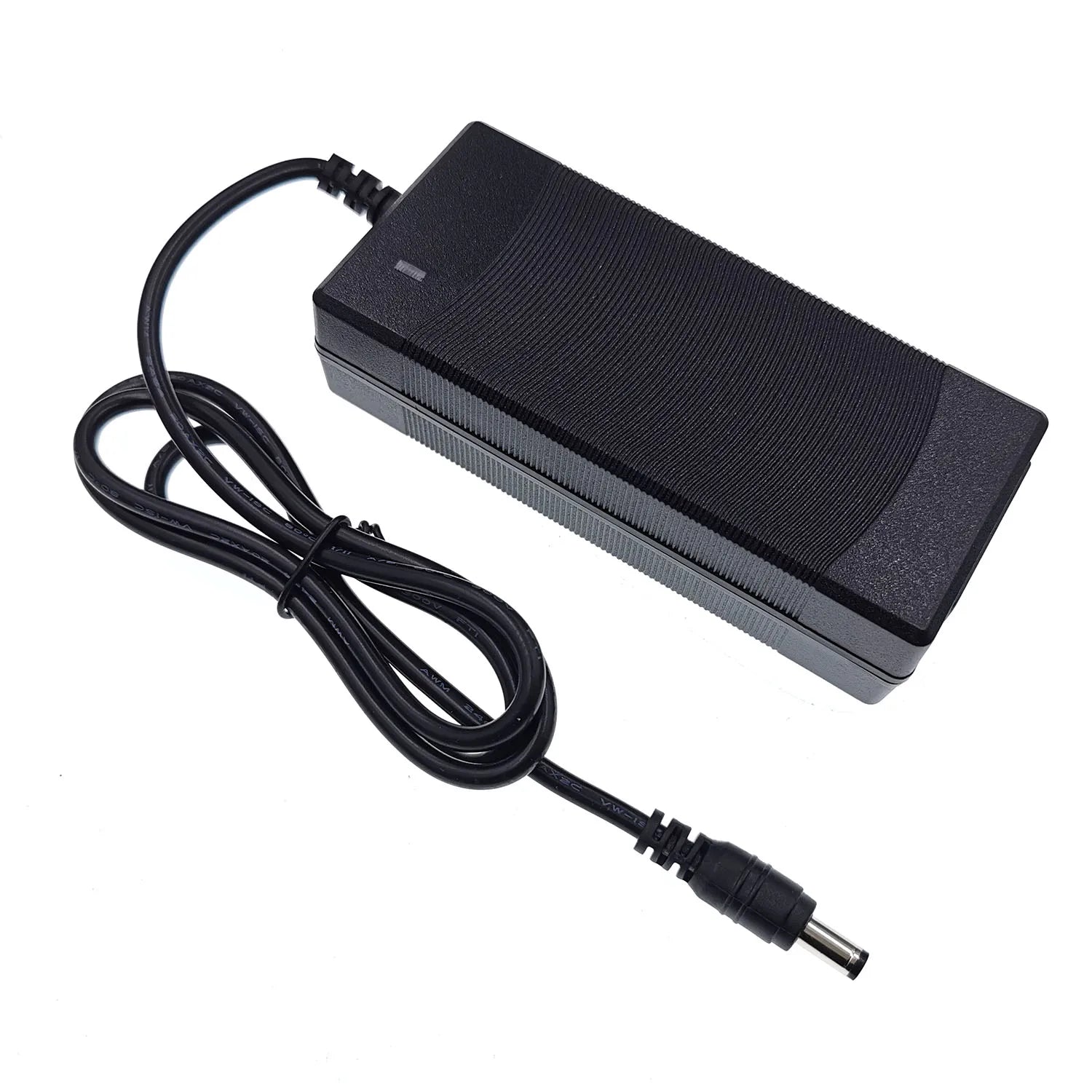 Carregador de bateria de 36V 2A com saída de 42V 2A e entrada de 100-240 VCA para baterias de lítio, íon-lítio e polímero de lítio da série 10 (36V).