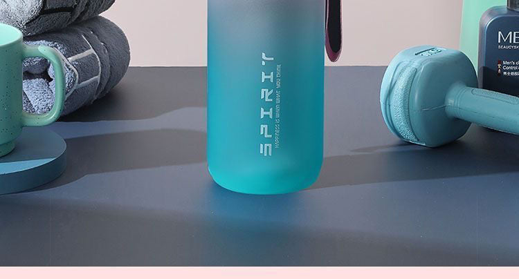 Copo de água esportivo para meninos, modelo 2026, portátil, resistente a altas temperaturas, ideal para atividades físicas, para estudantes e uso externo. Grande capacidade.