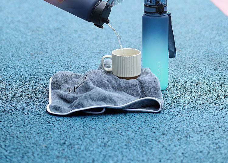 Copo de água esportivo para meninos, modelo 2026, portátil, resistente a altas temperaturas, ideal para atividades físicas, para estudantes e uso externo. Grande capacidade.
