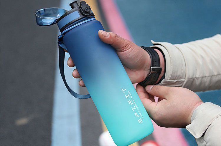 Copo de água esportivo para meninos, modelo 2026, portátil, resistente a altas temperaturas, ideal para atividades físicas, para estudantes e uso externo. Grande capacidade.