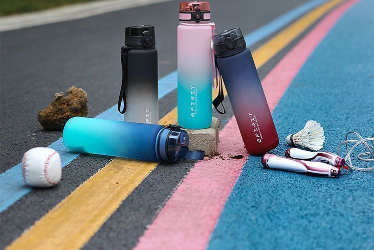 Copo de água esportivo para meninos, modelo 2026, portátil, resistente a altas temperaturas, ideal para atividades físicas, para estudantes e uso externo. Grande capacidade.
