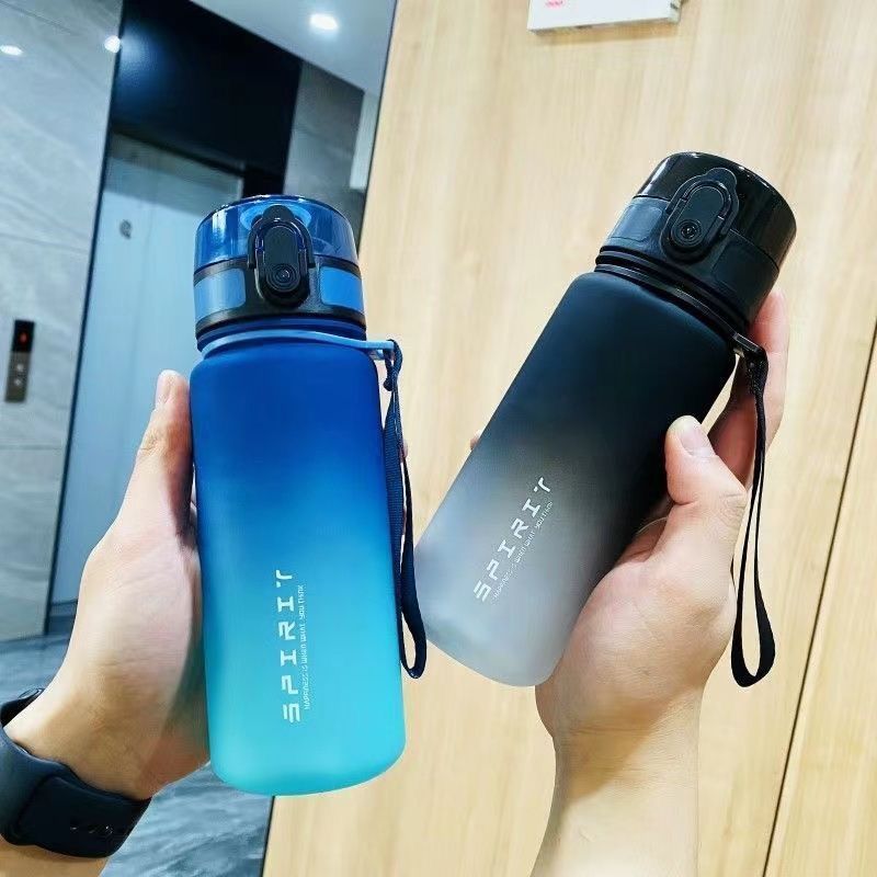 Copo de água esportivo para meninos, modelo 2026, portátil, resistente a altas temperaturas, ideal para atividades físicas, para estudantes e uso externo. Grande capacidade.