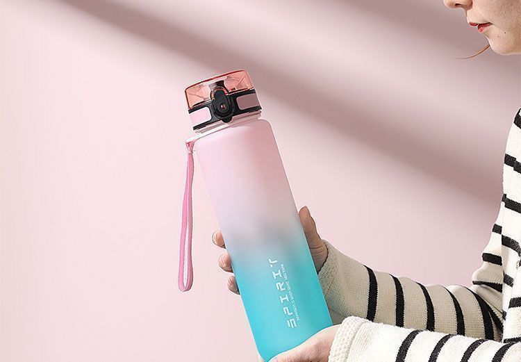 Copo de água esportivo para meninos, modelo 2026, portátil, resistente a altas temperaturas, ideal para atividades físicas, para estudantes e uso externo. Grande capacidade.
