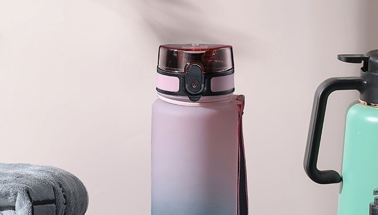 Copo de água esportivo para meninos, modelo 2026, portátil, resistente a altas temperaturas, ideal para atividades físicas, para estudantes e uso externo. Grande capacidade.