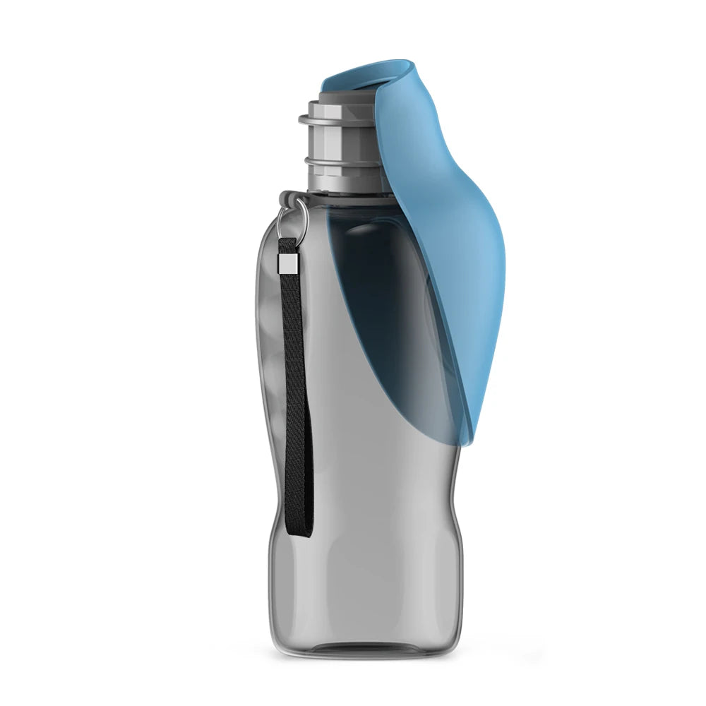 Garrafa de água portátil de 800ml para cães de pequeno, médio e grande porte, ideal para viagens e atividades ao ar livre. Também serve como comedouro e bebedouro para filhotes e gatos, além de acessórios para labradores.