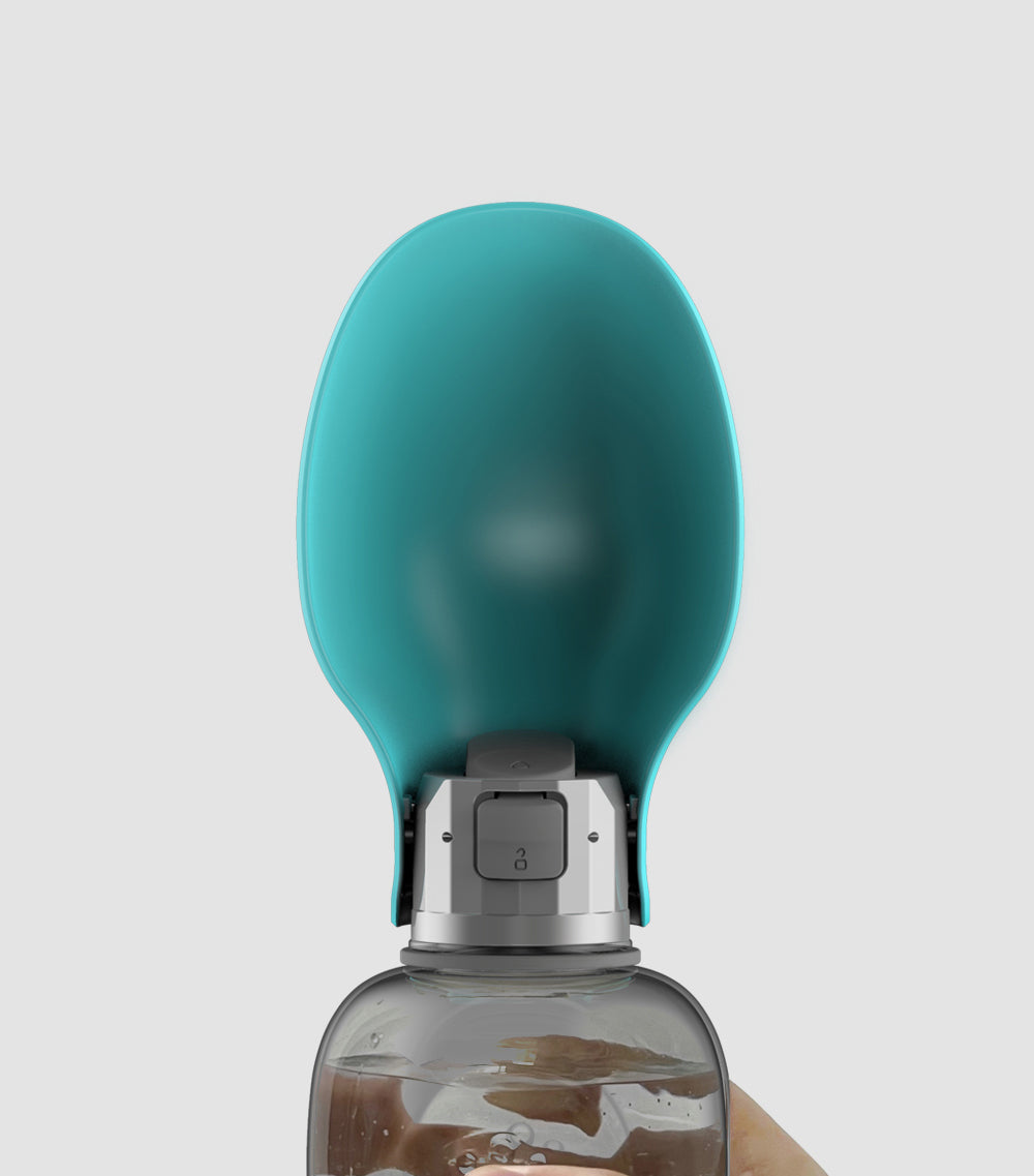 Garrafa de água portátil de 800ml para cães de pequeno, médio e grande porte, ideal para viagens e atividades ao ar livre. Também serve como comedouro e bebedouro para filhotes e gatos, além de acessórios para labradores.