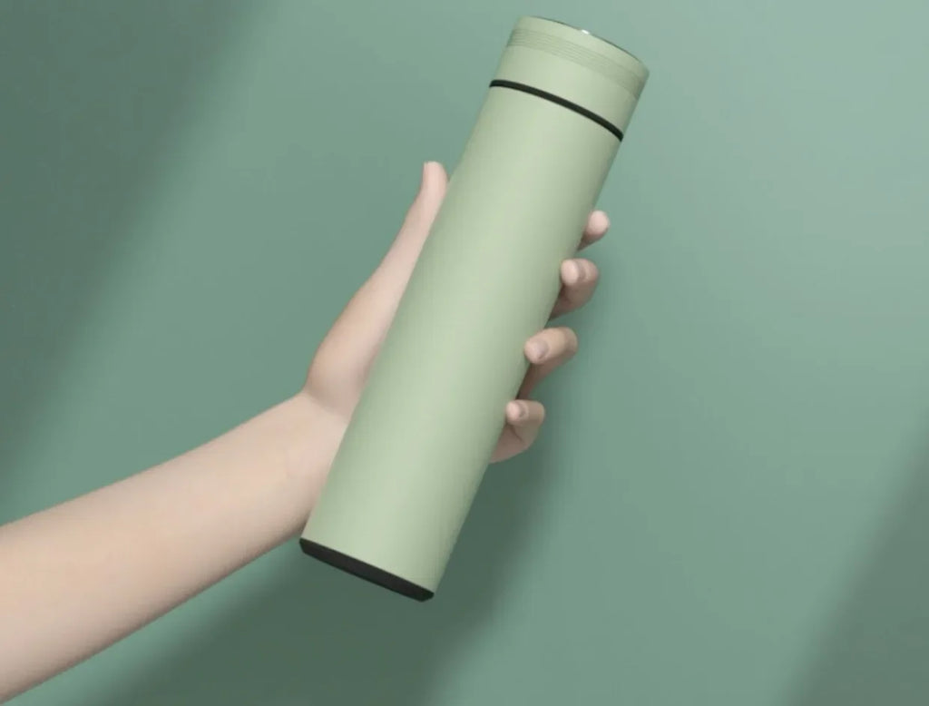 Copo térmico de 500ml com visor de temperatura, em aço inoxidável, com divisórias, ideal para uso externo, com isolamento a vácuo. Ótima opção de presente para o Dia dos Pais.