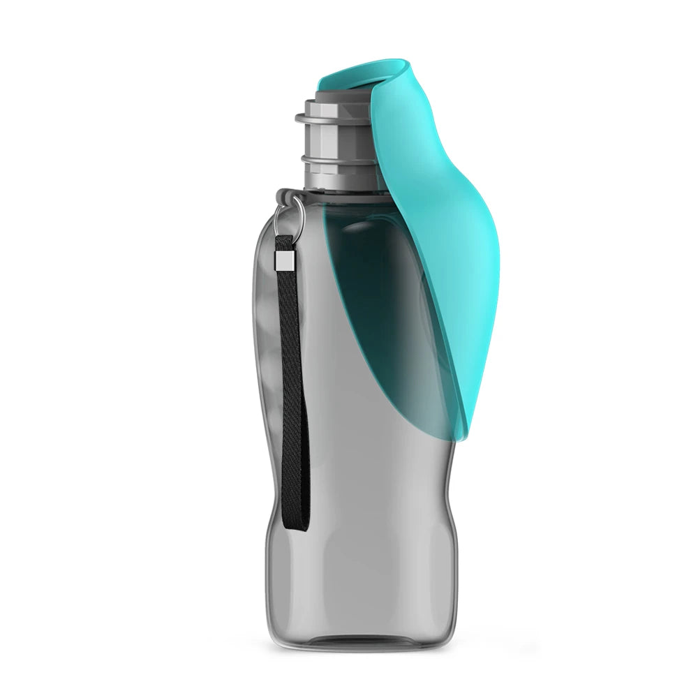 Garrafa de água portátil de 800ml para cães de pequeno, médio e grande porte, ideal para viagens e atividades ao ar livre. Também serve como comedouro e bebedouro para filhotes e gatos, além de acessórios para labradores.